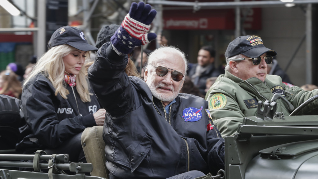 Buzz Aldrin fährt beim Veteranentag in New York mit einem Jeep die Fifth Avenue entlang und winkt
