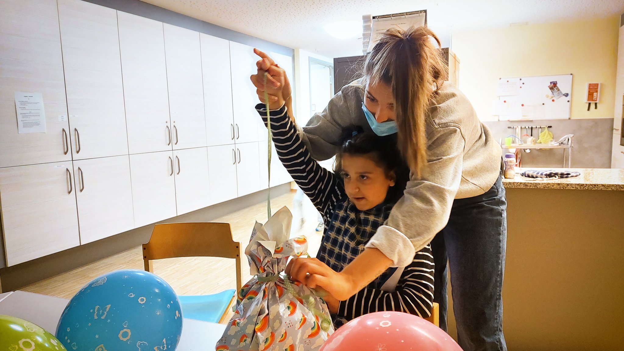 Praxisnahe Therapie: Eins der Kinder übt gerade Geschenke einzupacken.