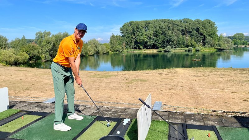 Markus Grimminger vom Dillinger Golfclub auf der Driving Range mit dem Golfschläger in der Hand. Das Ziel: der Baggersee. 