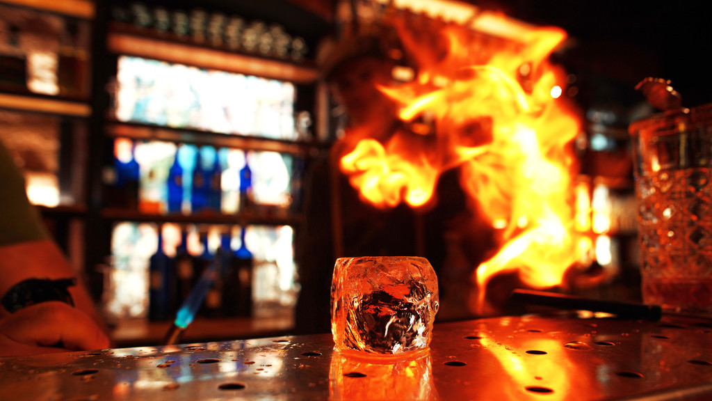 Feuershow an der Theke einer Bar (Symbolbild)