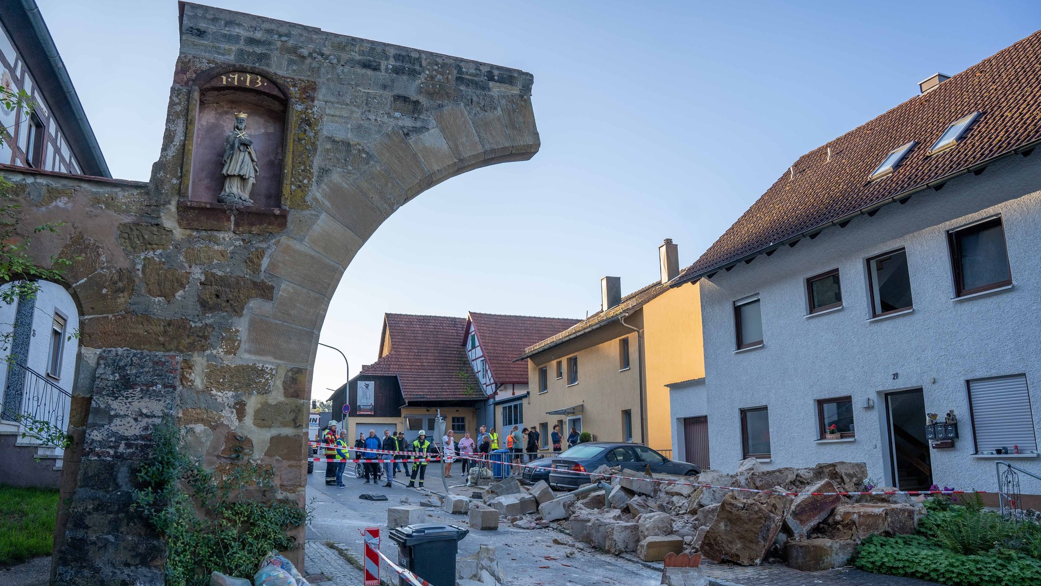 Zerstörtes Tor nach dem Lkw-Unfall in Gnadenberg