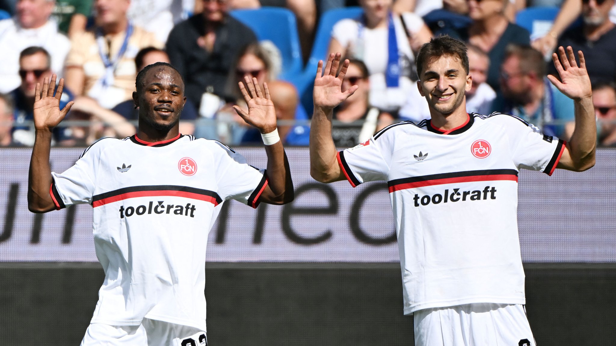 Die Nürnberger Mohamed Ali Zoma (l) und Adam Markhiev bejubeln den Treffer zum 0:1 durch Mohamed Ali Zoma gegen den Karlsruher SC. | Bild: picture alliance/dpa | Uli Deck Die Nürnberger Mohamed Ali Zoma (l) und Adam Markhiev bejubeln den Treffer zum 0:1 durch Mohamed Ali Zoma gegen den Karlsruher SC.