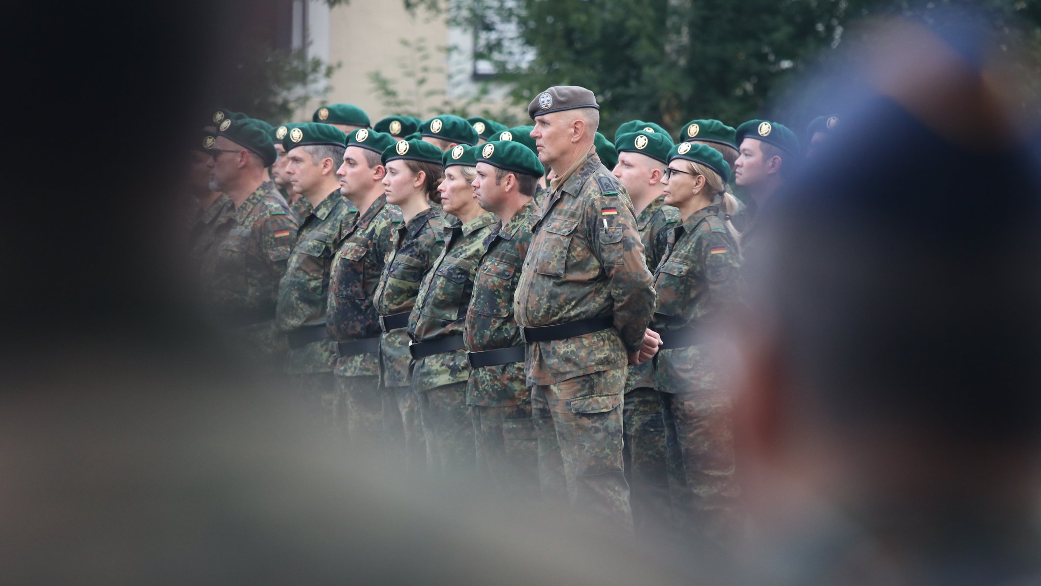 Feierliches Gelöbnis in der Graf-Aswin-Kaserne in Bogen. Die Rekrutinnen und Rekruten treten mit ihren Ausbildern an. 