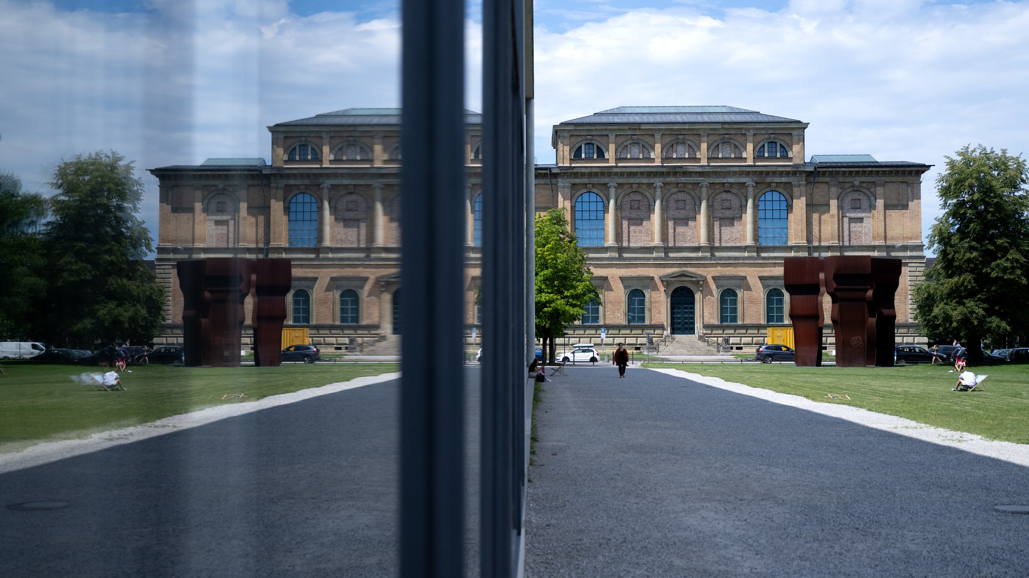 Die Pinakothek der Moderne und die Alte Pinakothek im Kunstareal. 