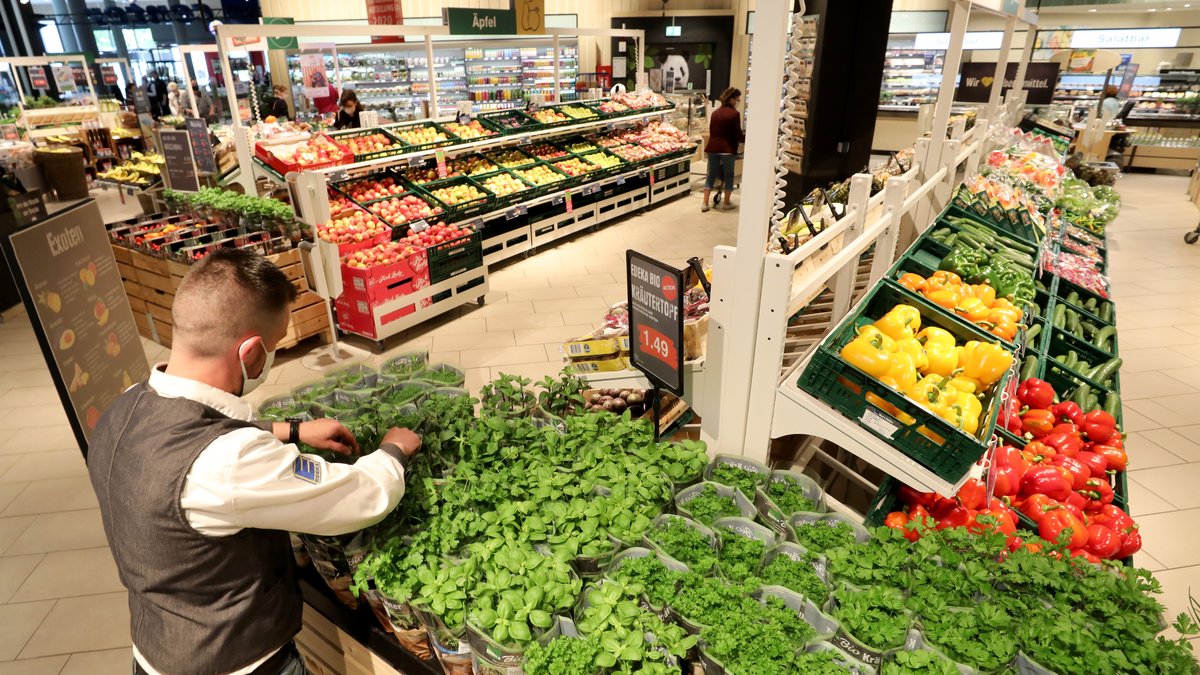 Blick in die Gemüseabteilung eines großen Supermarkts.