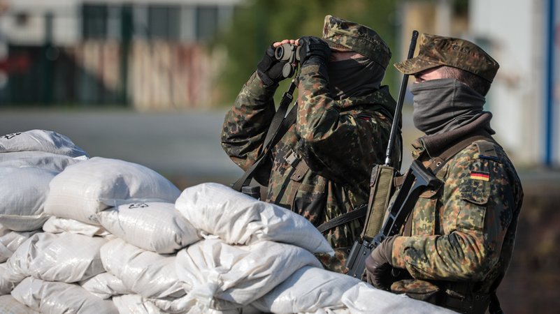 Zwei Soldaten stehen hinter einem Sandsackwall während der Bundeswehr-Übung "Fishtown Guard 2024" in Bremerhaven (Archivbild) | Bild: dpa-Bildfunk/Focke Strangmann Zwei Soldaten stehen hinter einem Sandsackwall während der Bundeswehr-Übung "Fishtown Guard 2024" in Bremerhaven (Archivbild)