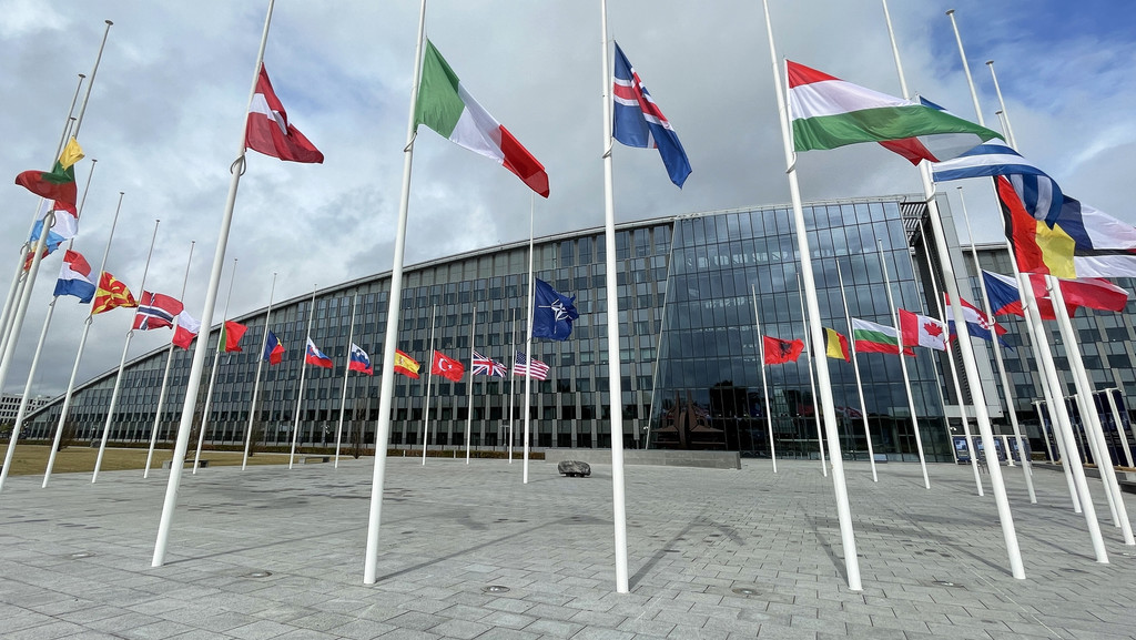 Flaggen vor dem Nato-Hauptquartier in Brüssel