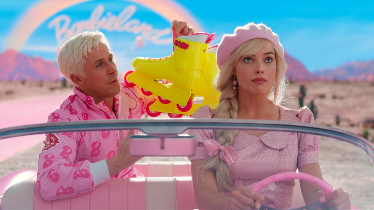 DER Sommerblockbuster: Szene aus "Barbie" mit Margot Robbie (r.) und Ryan Gosling 