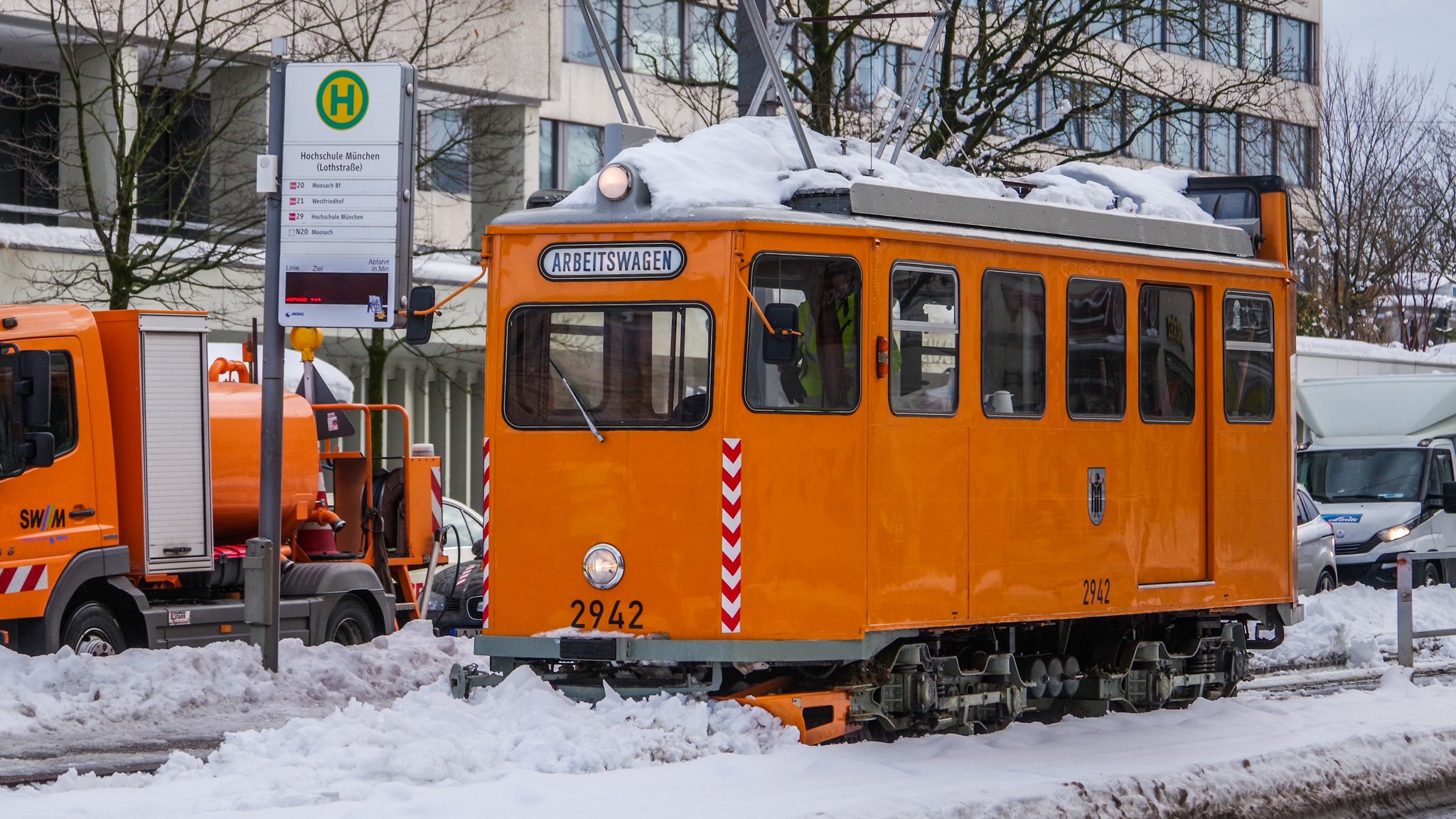 Historische Schneeräummaschine ganz aktuell im Einsatz.