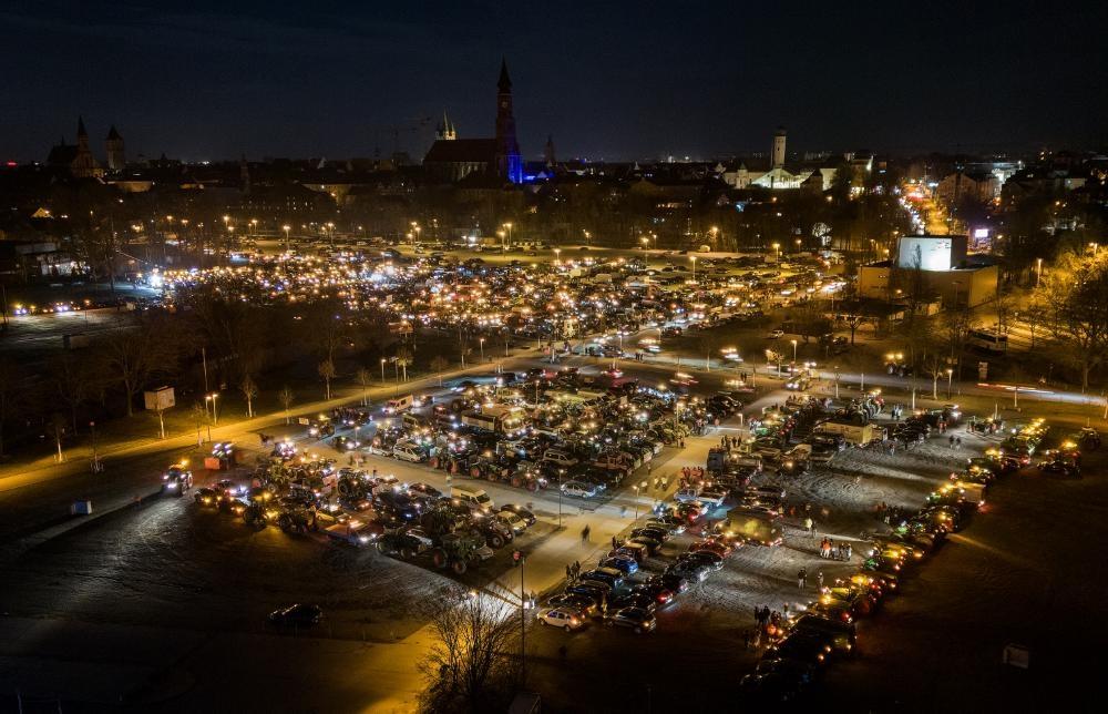 Der Straubinger Hagen wird erleuchtet von Hunderten Traktoren am Donnerstagabend