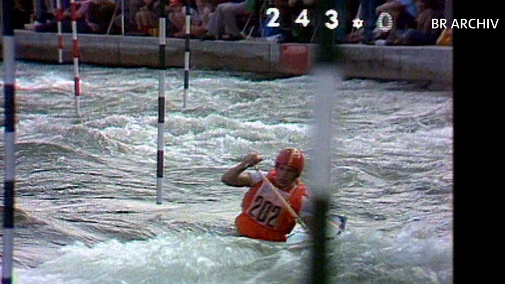 Ein Kanut bei den olympischen Spieln 1972 im Eiskanal in Augsburg