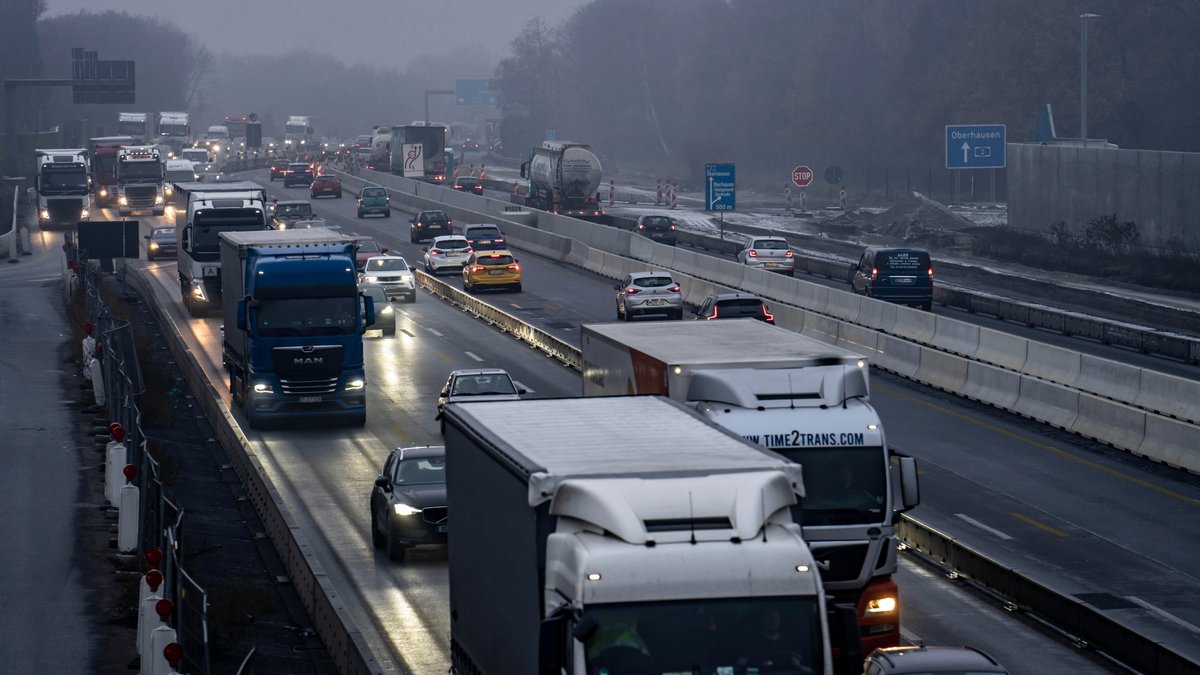 Dichter Verkehr auf Autobahn, Smog, Umweltverschmutzung, CO2-Emissionen, Klimaziele