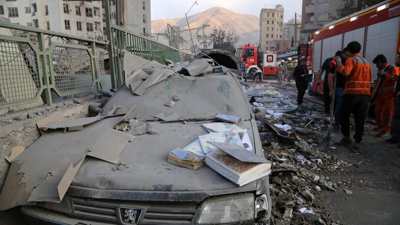 Hilfskräfte beseitigen nach dem israelischen Angriff Trümmer in Teheran. | Bild: picture alliance / abaca | AA/ABACA Hilfskräfte beseitigen nach dem israelischen Angriff Trümmer in Teheran.