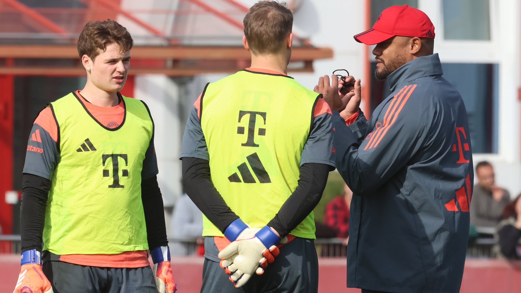 Trainer Vincent Kompany (r.) mit Jonas Urbig (l.) und Manuel Neuer | Bild: picture-alliance/dpa Trainer Vincent Kompany (r.) mit Jonas Urbig (l.) und Manuel Neuer