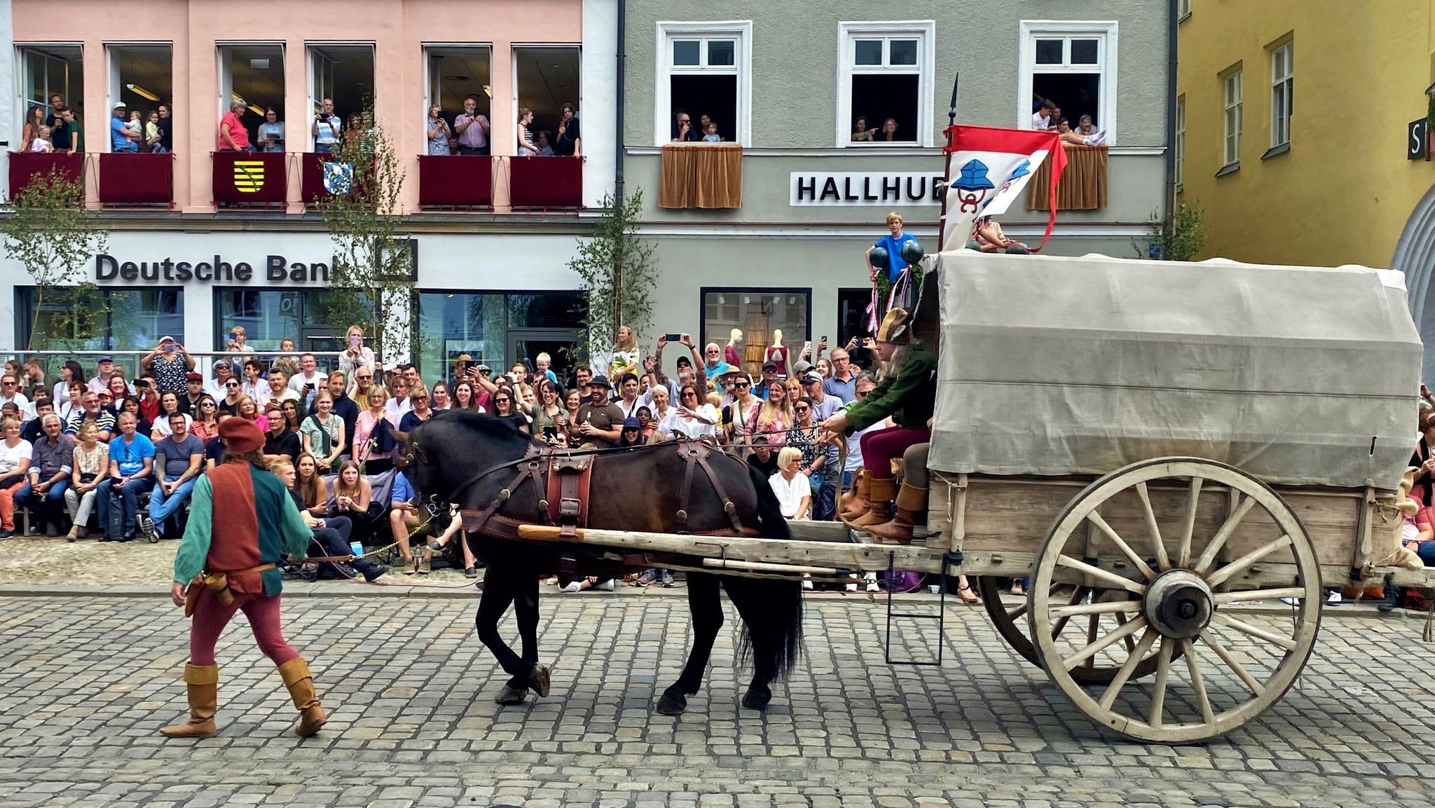 Beim Festzug bieten die Fenster entlang der Strecke einen besonderen Blick auf den Hochzeitszug