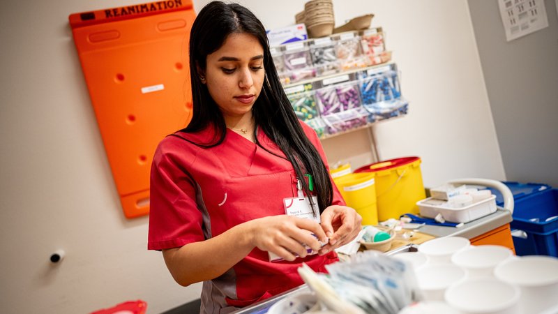 Eine Pflegerin bereitet Medikamente vor | Bild: pa/dpa/Fabian Sommer Eine Pflegerin bereitet Medikamente vor