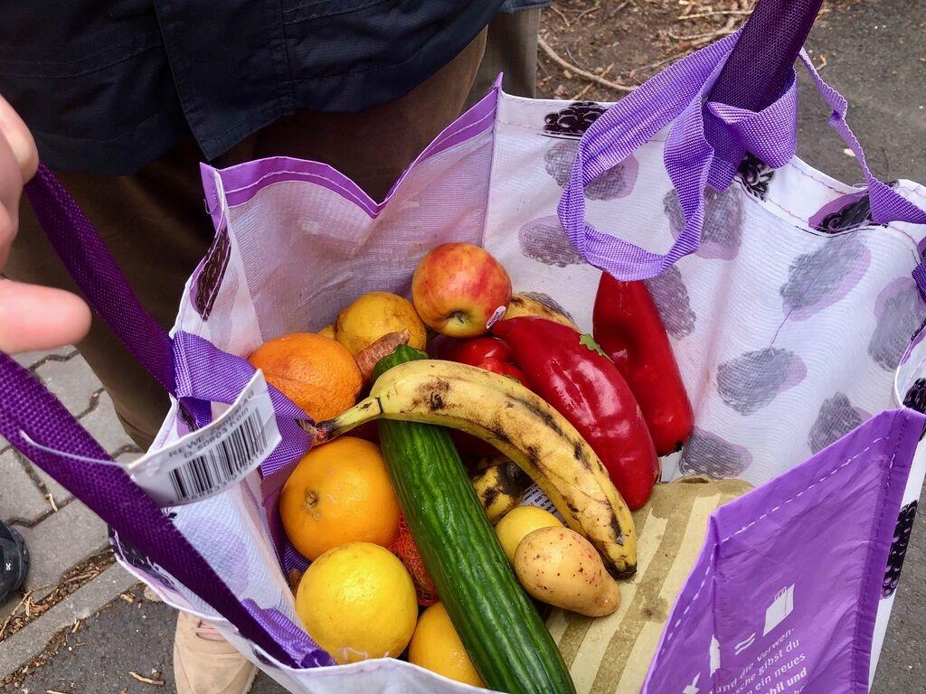22.02.2022, Nürnberg – Gerettete Lebensmittel. Millionen Tonnen genießbarer Lebensmittel landen in Deutschland jährlich im Müll. Das "Retten" von Lebensmitteln aus Supermarktcontainern ist aber illegal. Für Jesuitenpater Jörg Alt aus Nürnberg ein Unding.