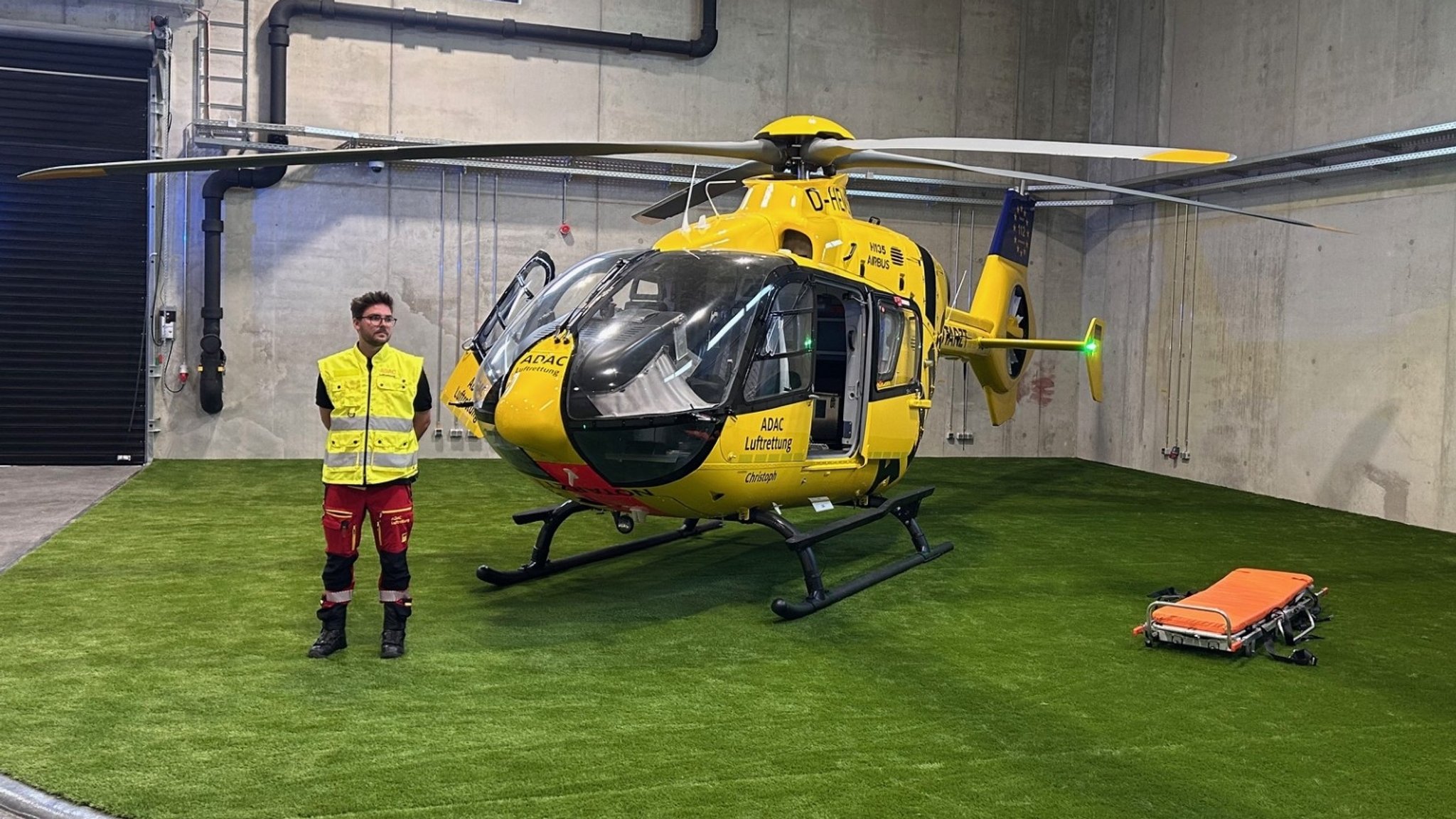 Ein ADAC-Rettungshubschrauber in einem Hangar im neuen Campus der ADAC Flugrettung in Oberpfaffenhofen. | Bild: BR / Knoll Ein ADAC-Rettungshubschrauber in einem Hangar im neuen Campus der ADAC Flugrettung in Oberpfaffenhofen.