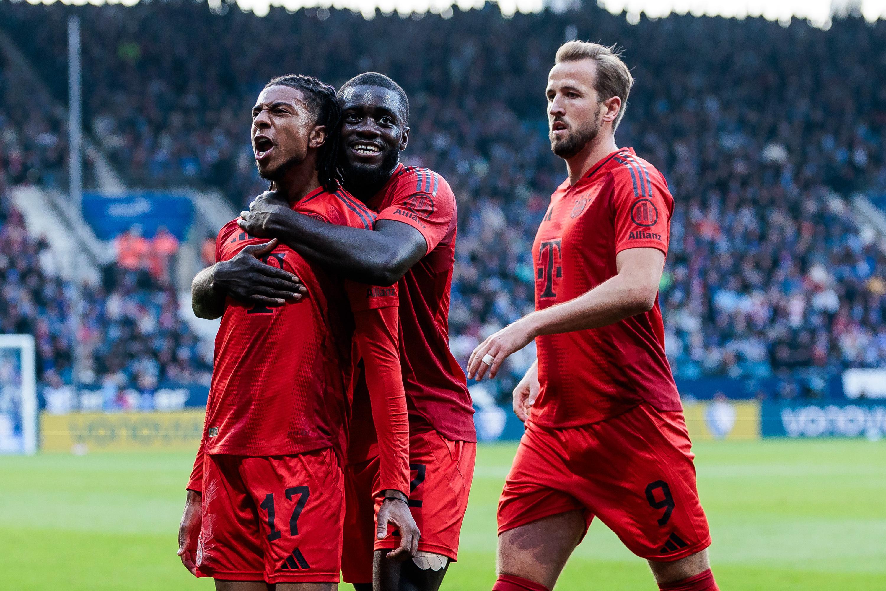 Torschütze Michael Olise, Dayot Upamecano und Harry Kane (v. links) bejubeln den Führungstreffer des FC Bayern.