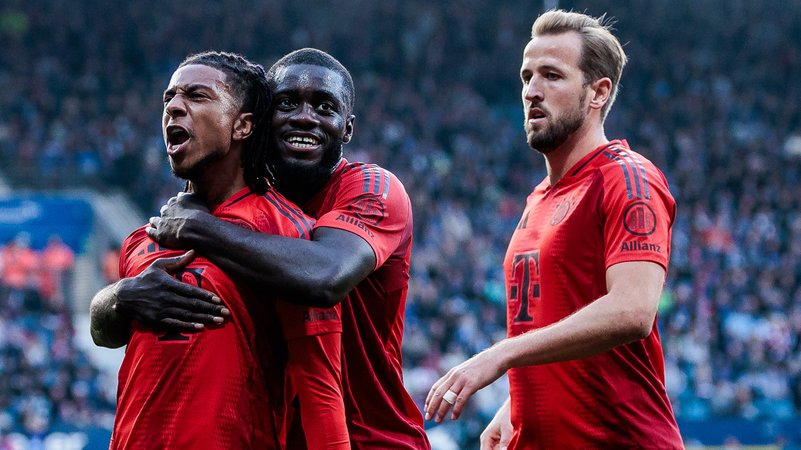 Torschütze Michael Olise, Dayot Upamecano und Harry Kane (v. links) bejubeln den Führungstreffer des FC Bayern. | Bild: picture-alliance / dpa Torschütze Michael Olise, Dayot Upamecano und Harry Kane (v. links) bejubeln den Führungstreffer des FC Bayern.