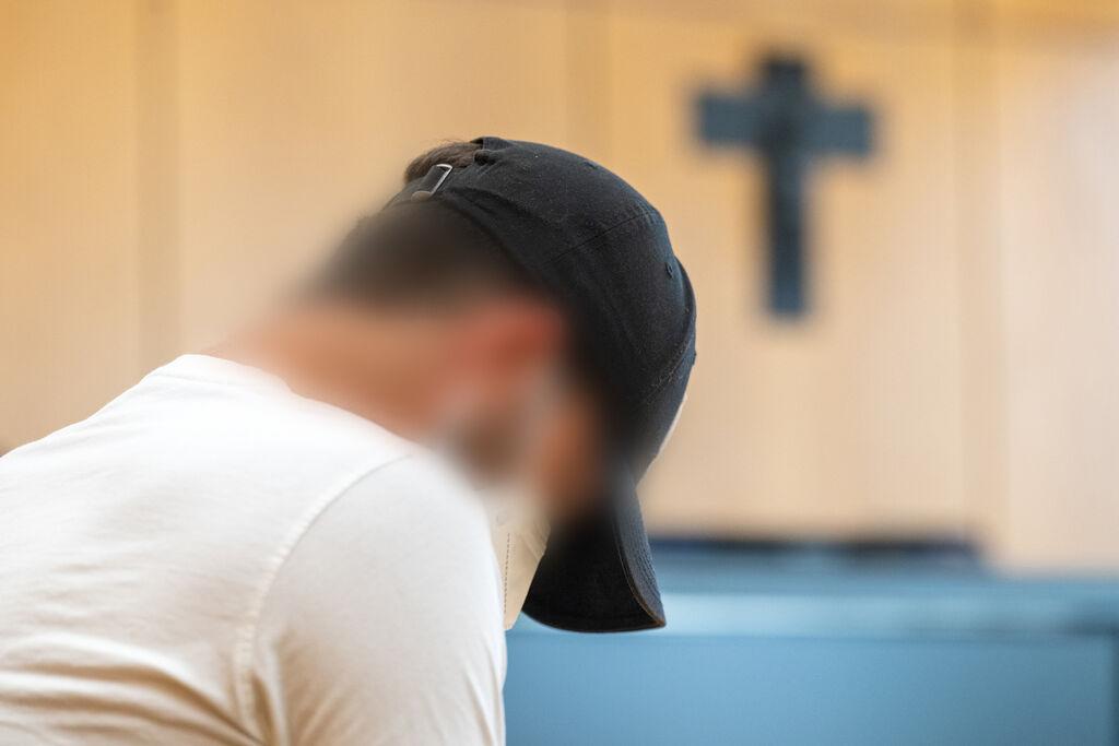 Der Angeklagte sitzt im Verhandlungssaal des Amtsgerichts Straubing 