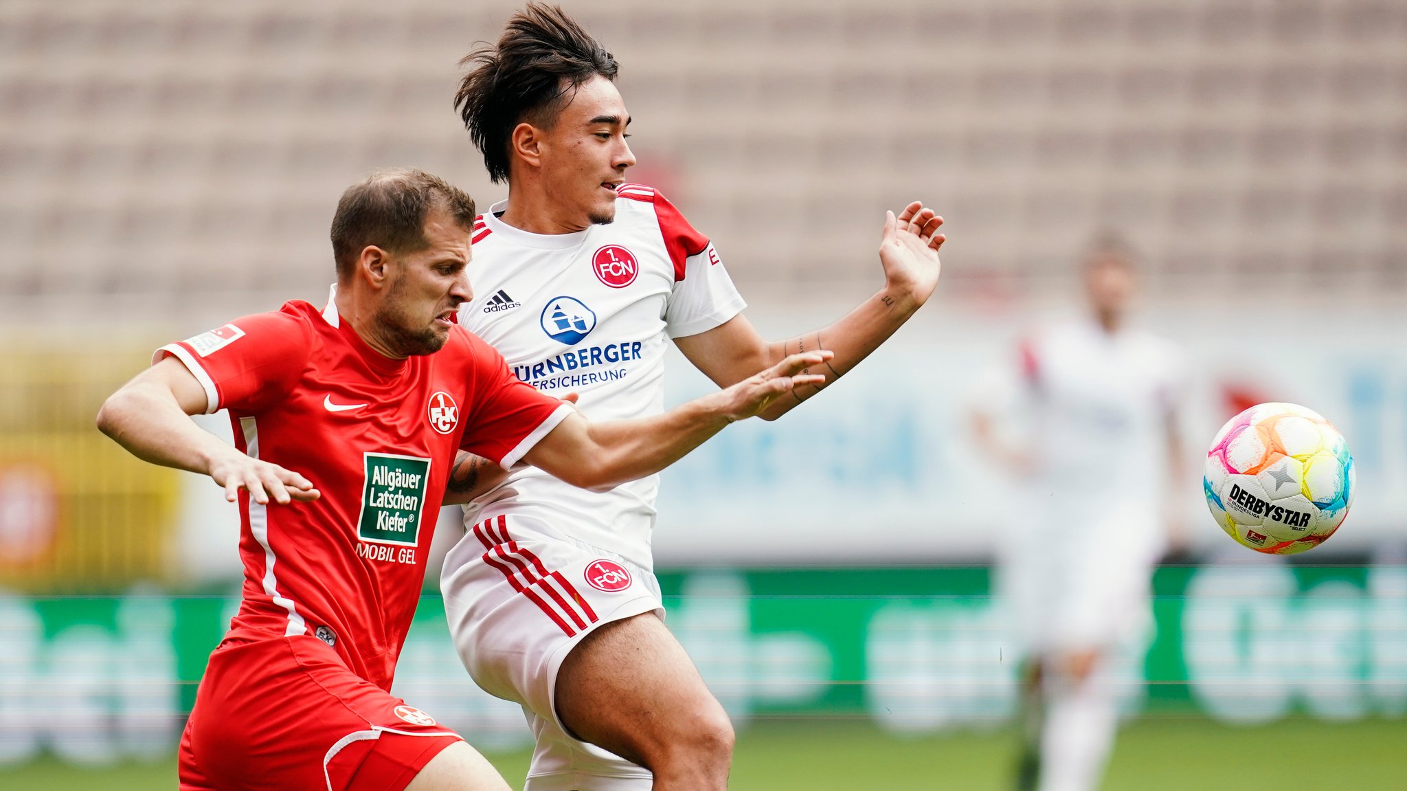 Zweikampf in der Partie 1. FC Kaiserslautern gegen den 1. FC Nürnberg