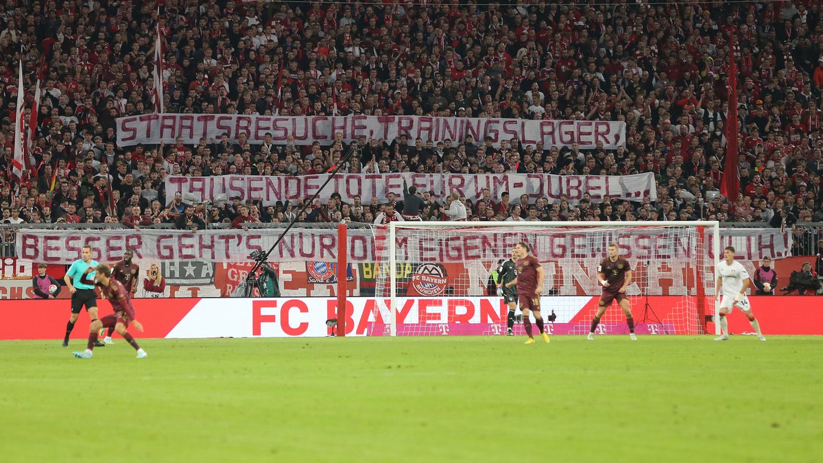 Fanprotest gegen Katar und Uli Hoeneß beim Spiel FC Bayern - Bayer Leverkusen