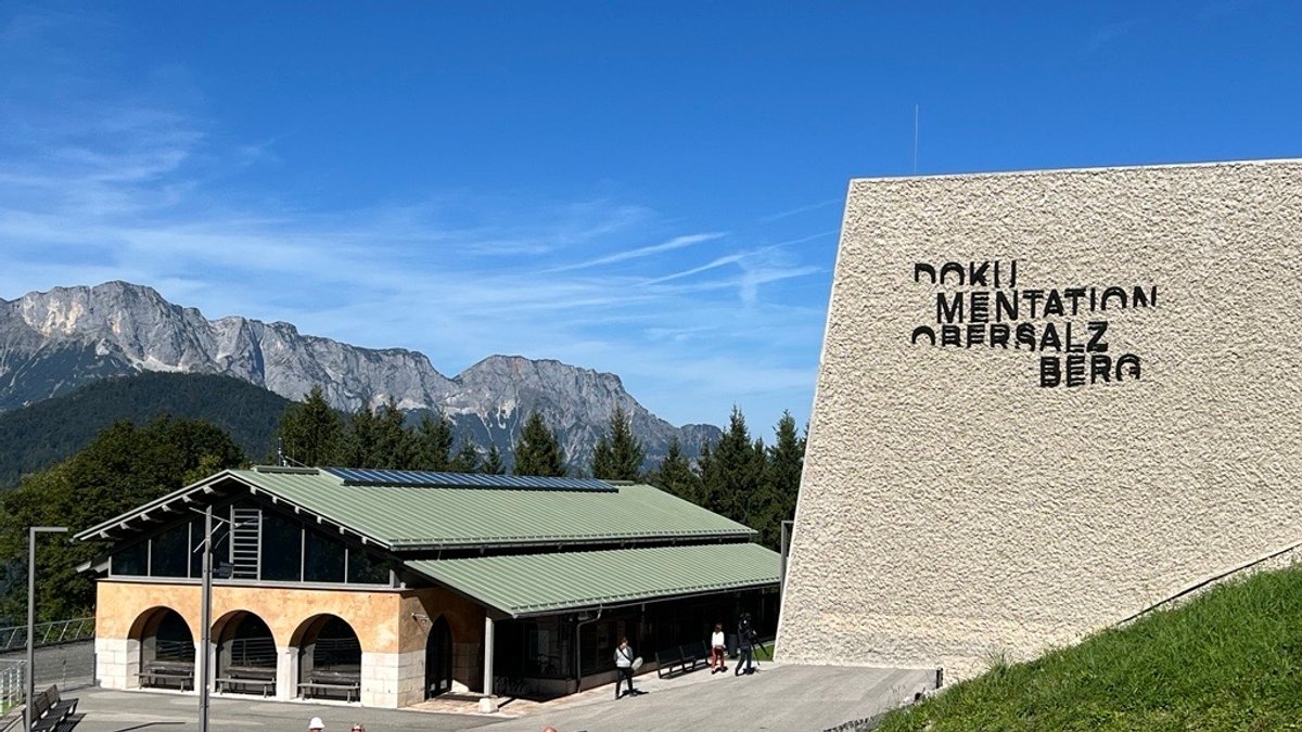 Die alte und neue Dokumentation Obersalzberg vor dem Panorama der Berchtesgadener Berglandschaft.