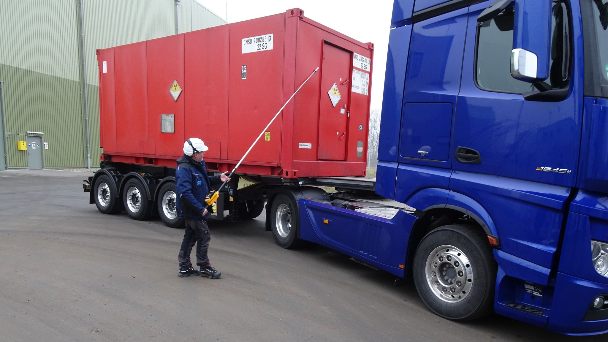 Ein Mitarbeiter des Zwischenlagers Grafenrheinfeld misst die radioaktive Strahlung des Containers, der aus dem ehemaligen Kernkraftwerk Würgassen angeliefert wurde.