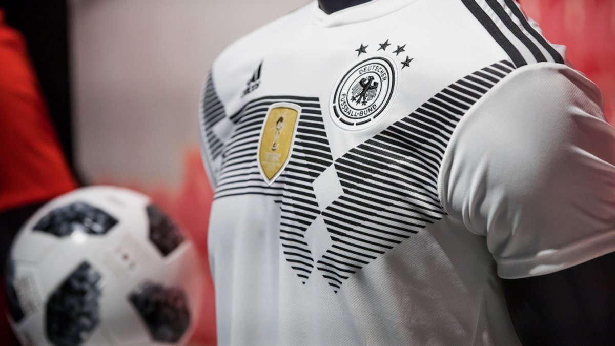Laut Zeitungsberichten geht es bei den Ermittlungen bei Adidas um die Versteuerung von Sachzuwendungen durch den Partner DFB. 