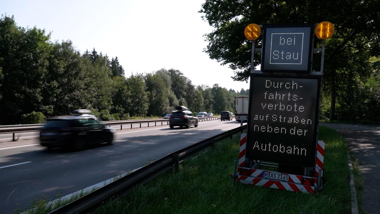 Flüssiger Verkehr auf der Autobahn A 8 