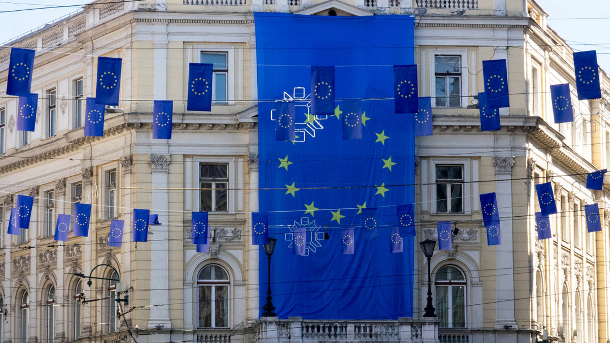 Eine EU-Flagge an einem Haus in Sarajevo