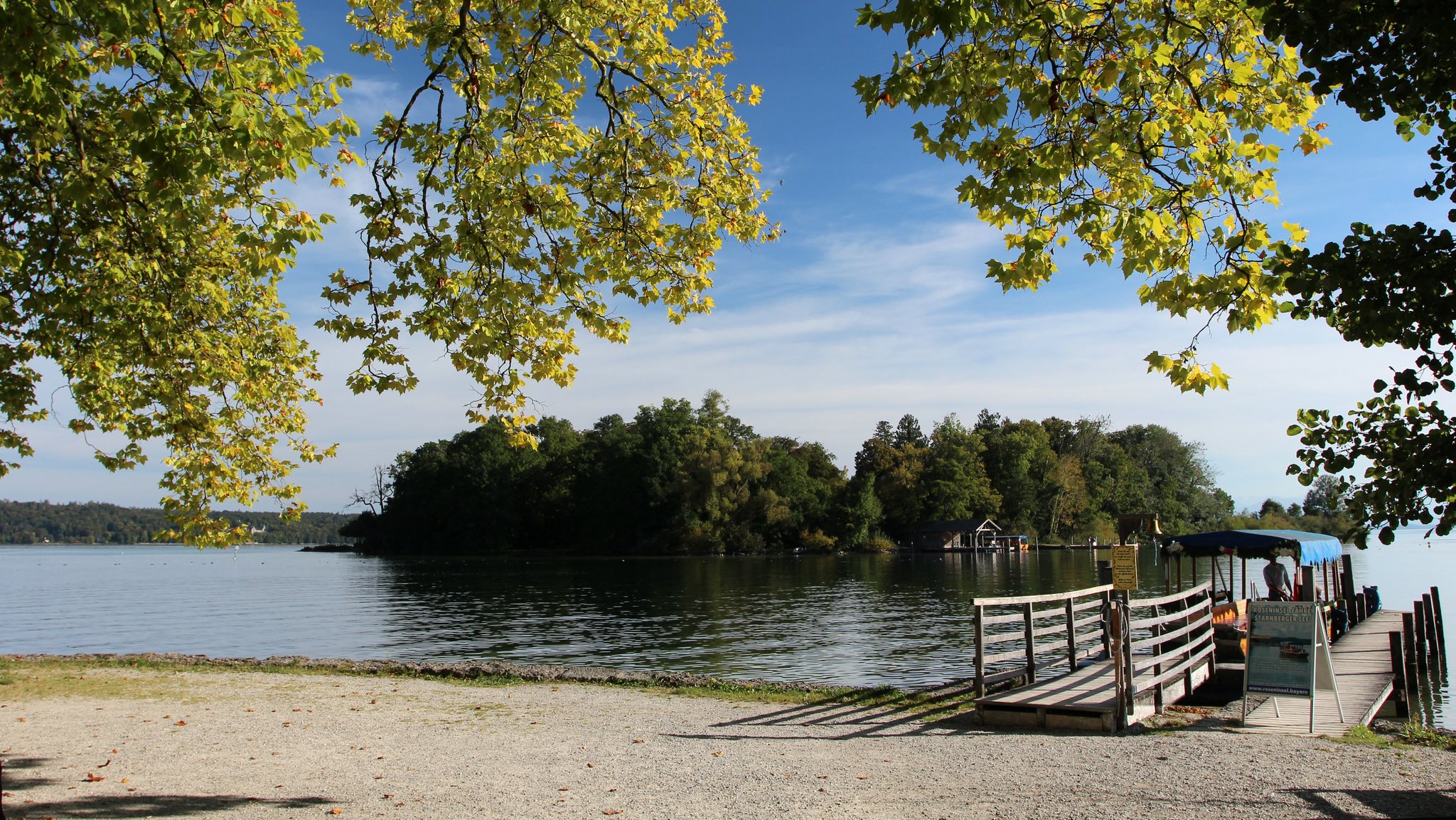 Blick auf den Starnberger See mit einem Steg