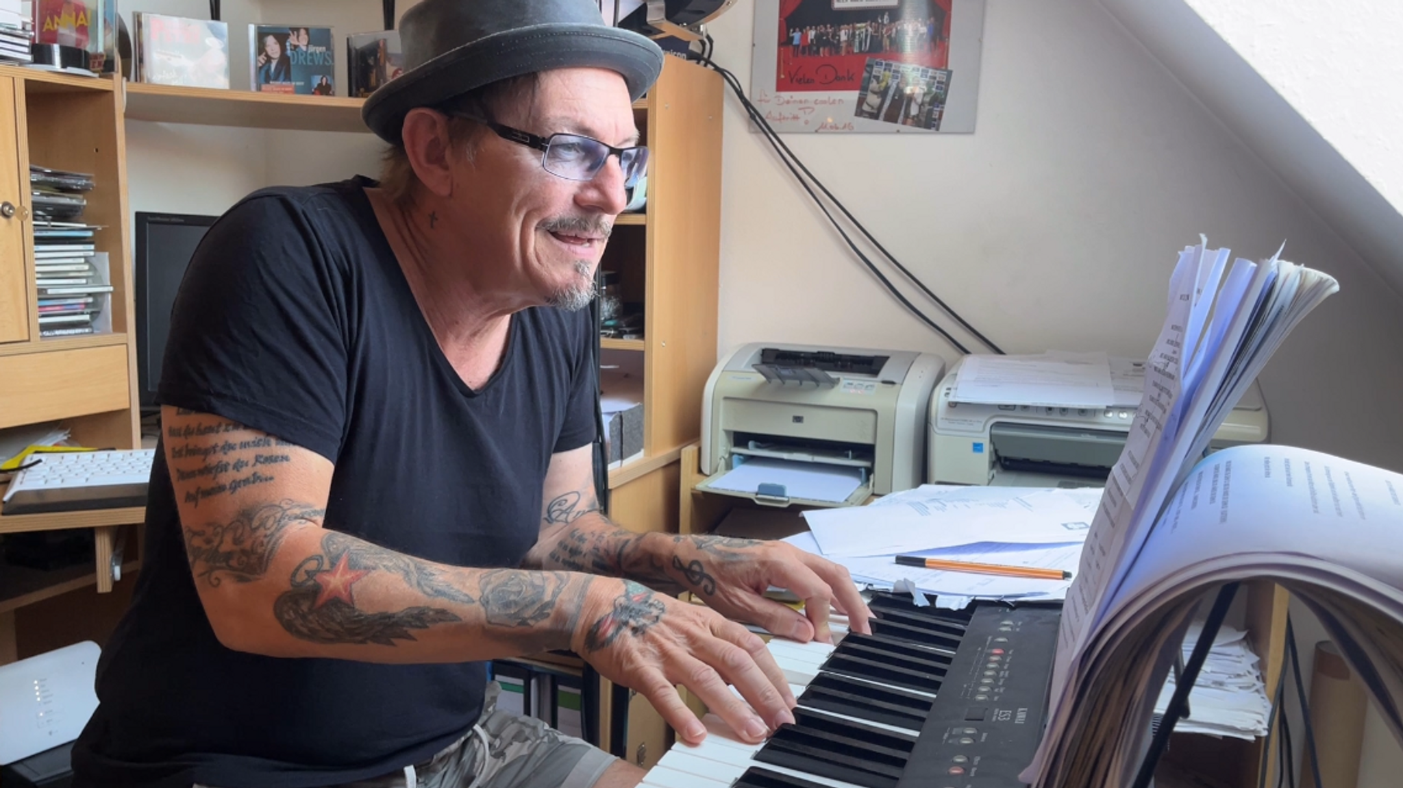 Der Lauinger Songwriter Klaus Hanslbauer am Keyboard