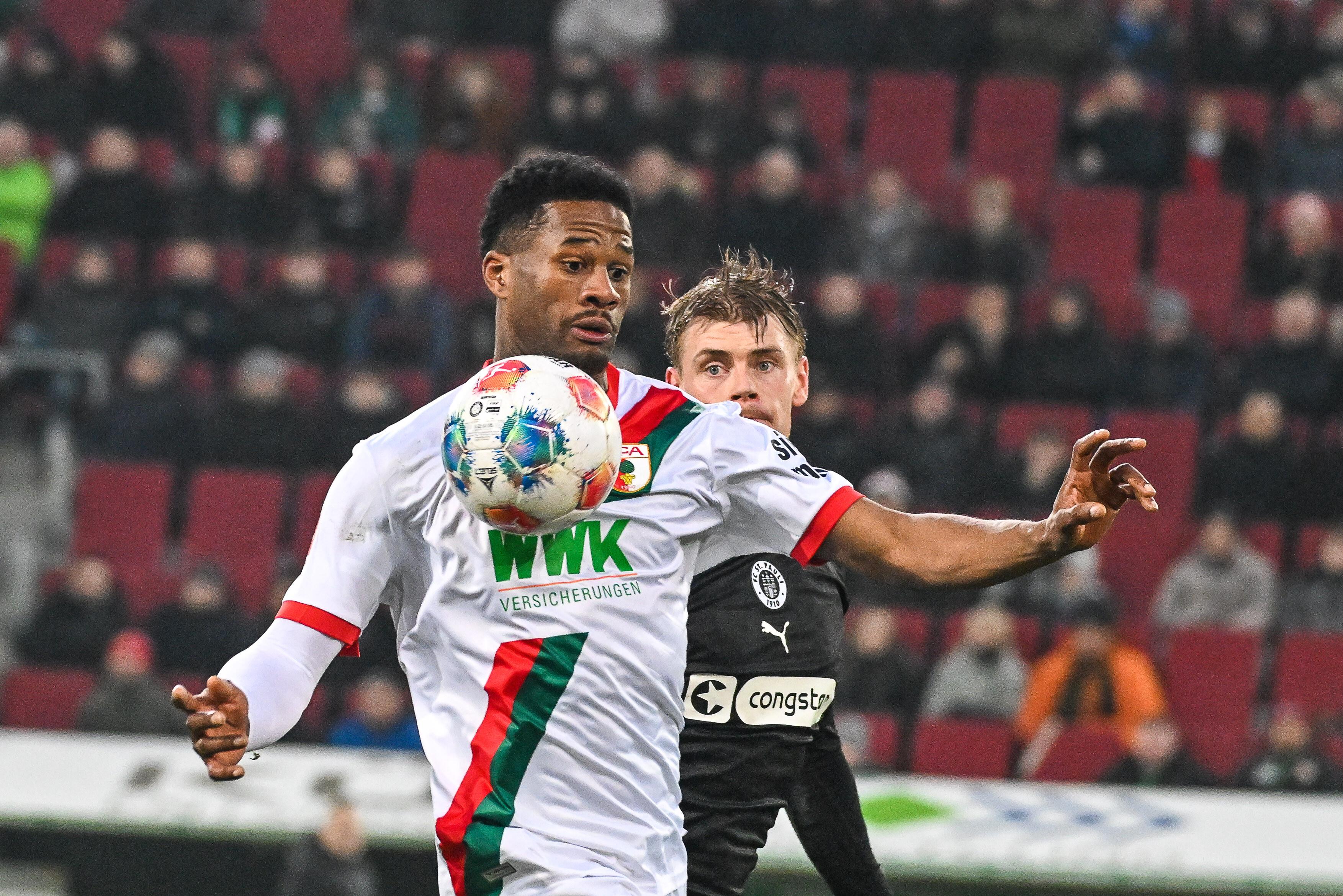 Samuel Essende im Trikot des FC Augsburg