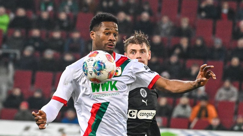 Samuel Essende im Trikot des FC Augsburg | Bild: picture alliance / nordphoto GmbH | Hafner Samuel Essende im Trikot des FC Augsburg
