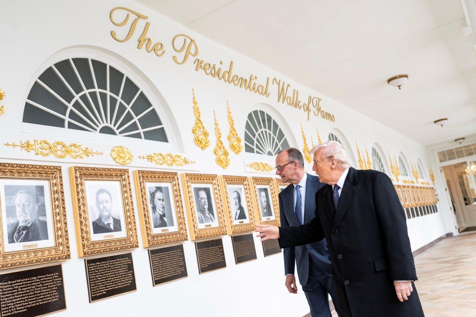 US-Präsident Donald Trump zeigt Bundeskanzler Friedrich Merz (CDU) die Galerie der früheren US-Präsidenten. 