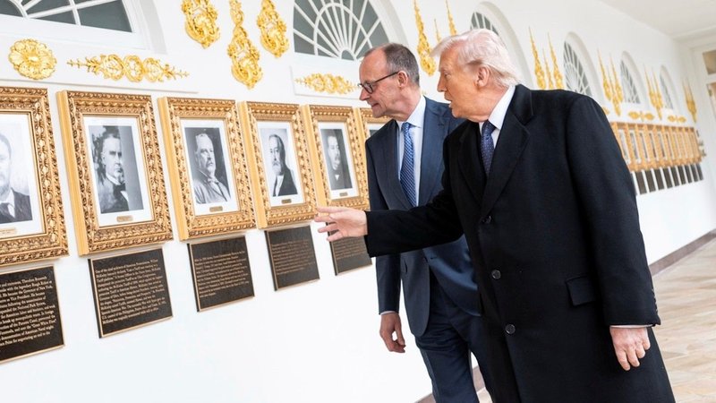 US-Präsident Donald Trump zeigt Bundeskanzler Friedrich Merz (CDU) die Galerie der früheren US-Präsidenten. | Bild: Guido Bergmann/Presse- und Informationsamt der/dpa US-Präsident Donald Trump zeigt Bundeskanzler Friedrich Merz (CDU) die Galerie der früheren US-Präsidenten.