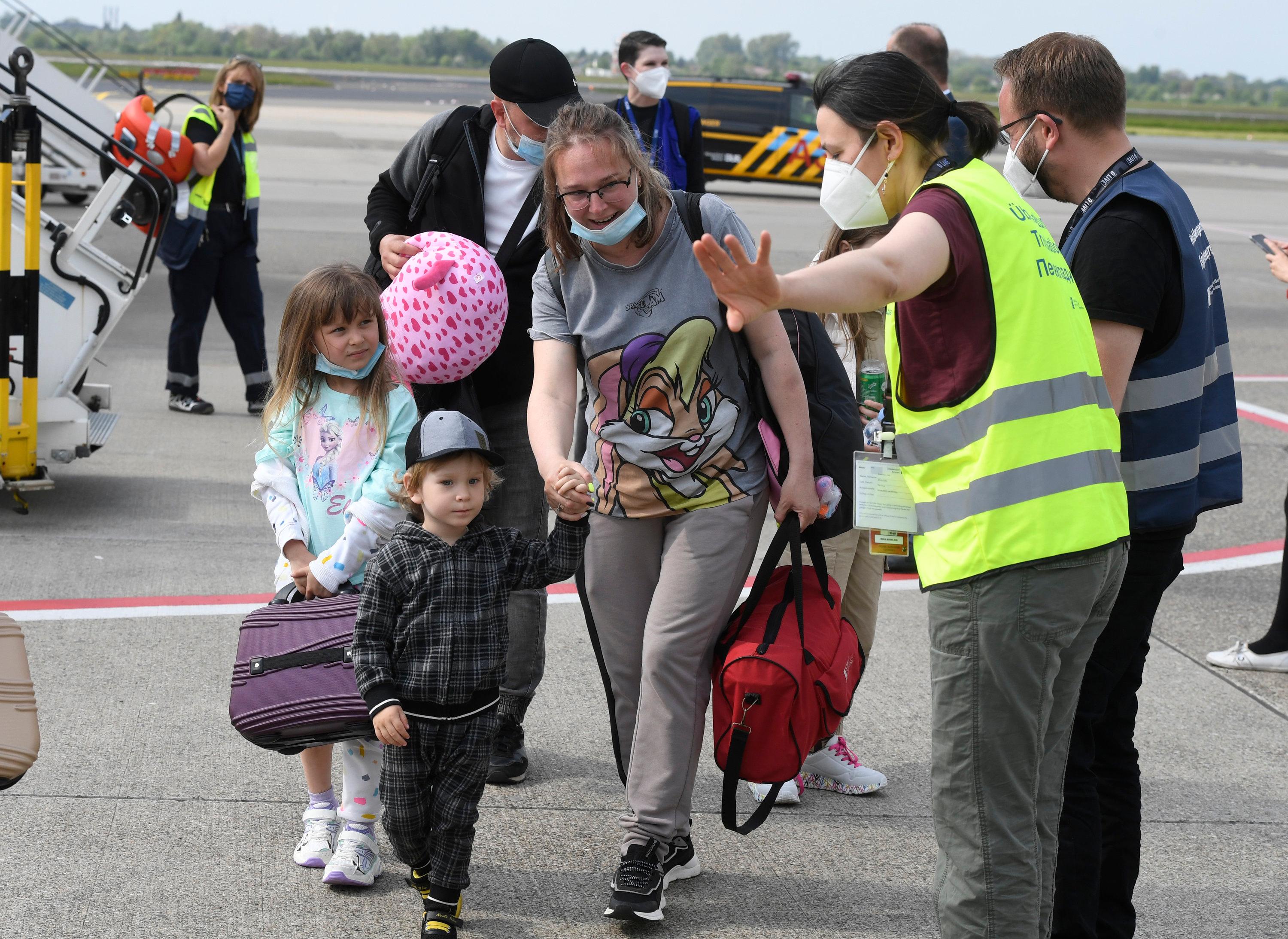 Ukrainische Flüchtlinge bei ihrer Ankunft am Flughafen Düsseldorf. | Bild:dpa-Bildfunk/Roberto Pfeil