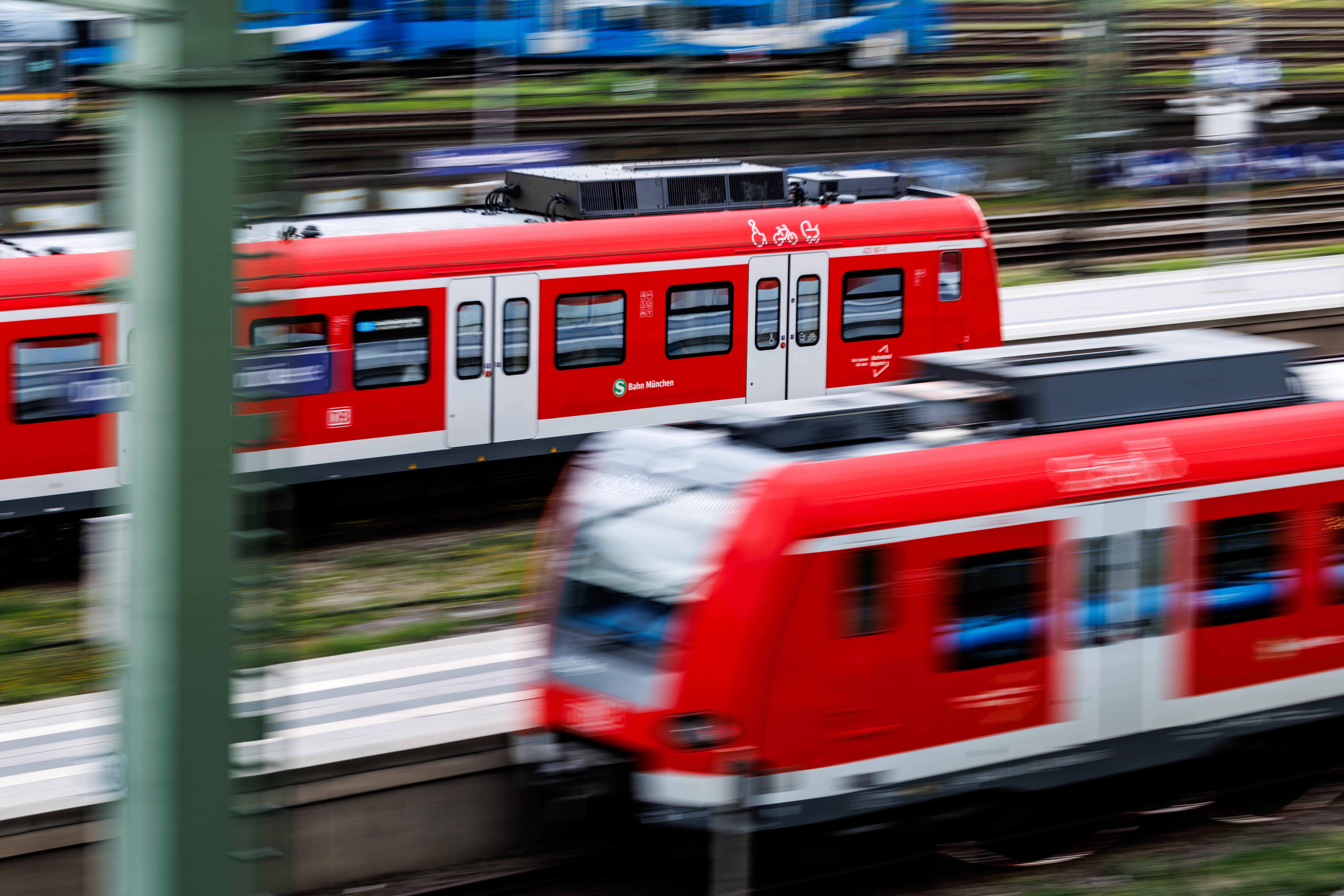 Die S-Bahn fährt über Gleise in München.