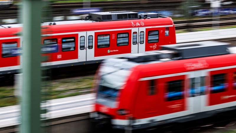 Die S-Bahn fährt über Gleise in München. | Bild: picture alliance / dpa | Matthias Balk Die S-Bahn fährt über Gleise in München.