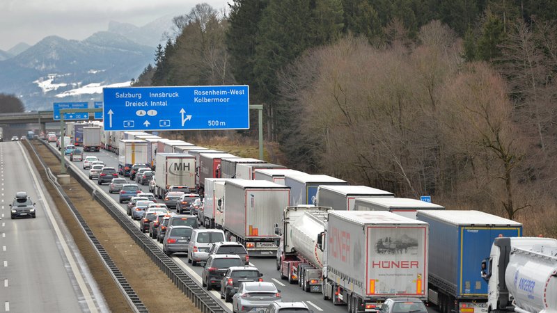 Rückstau vor dem Inntaldreieck wegen der Lkw-Blockabfertigung in Tirol | Bild: picture alliance/dpa | Uwe Lein Rückstau vor dem Inntaldreieck wegen der Lkw-Blockabfertigung in Tirol