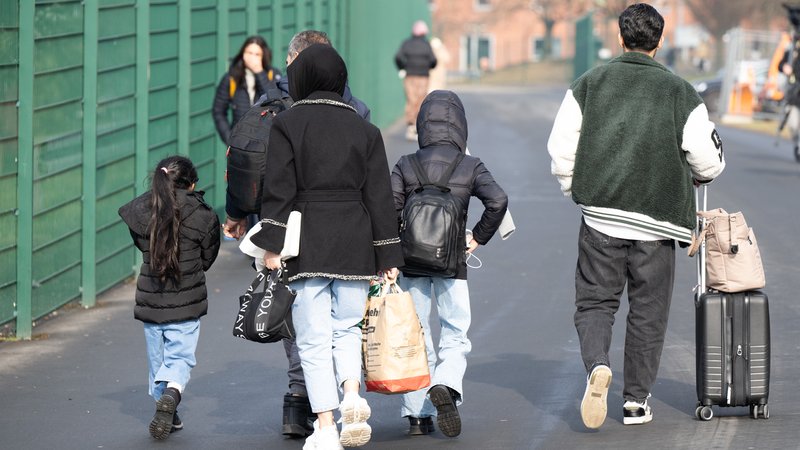 Flüchtlinge in der hessischen Erstaufnahmeeinrichtung in Gießen | Bild: pa/dpa/Boris Roessler Flüchtlinge in der hessischen Erstaufnahmeeinrichtung in Gießen