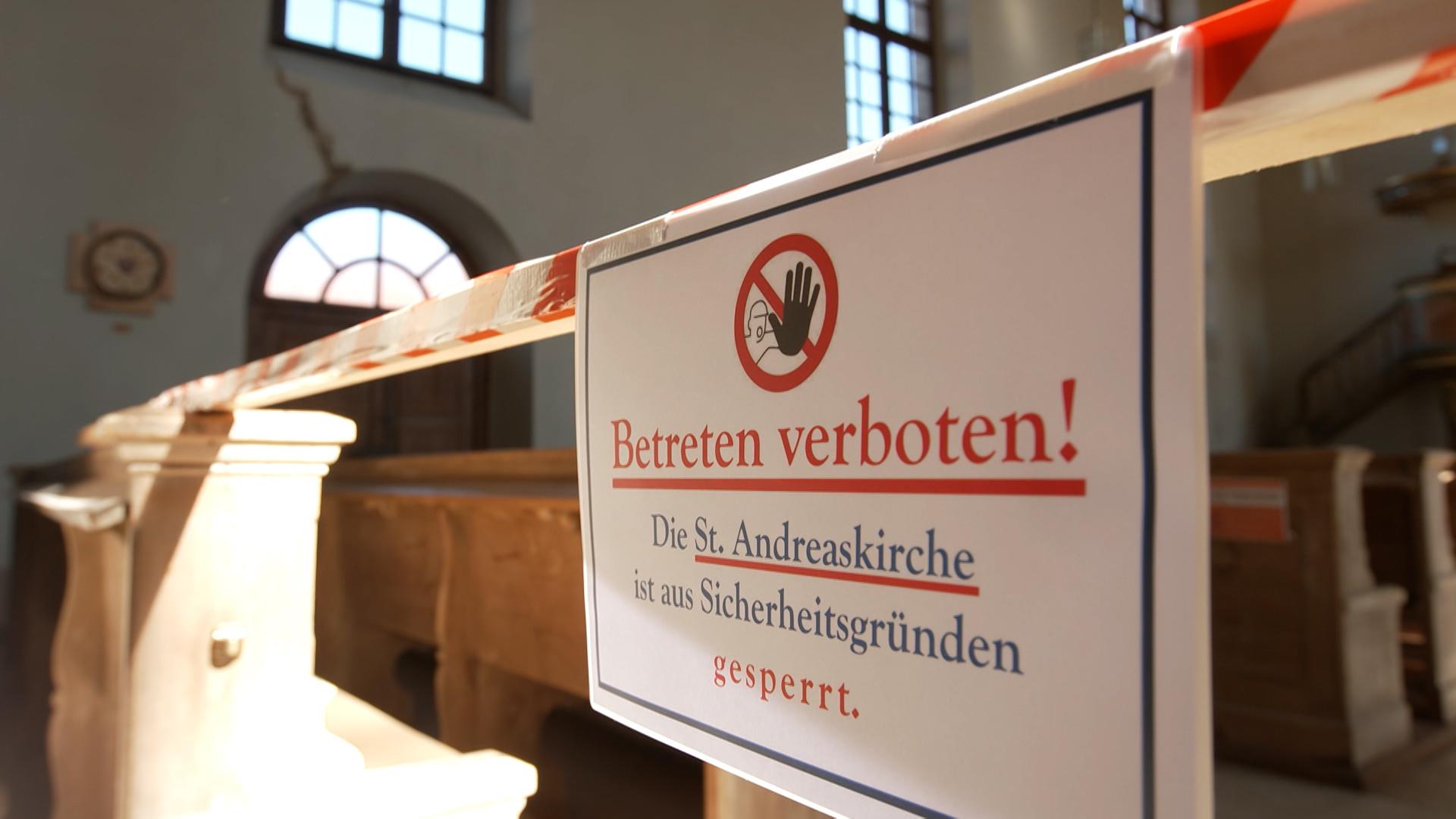 In einer Kirche hängt ein Schild: "Betreten verboten! Die St. Andreaskirche ist aus Sicherheitsgründen gesperrt".