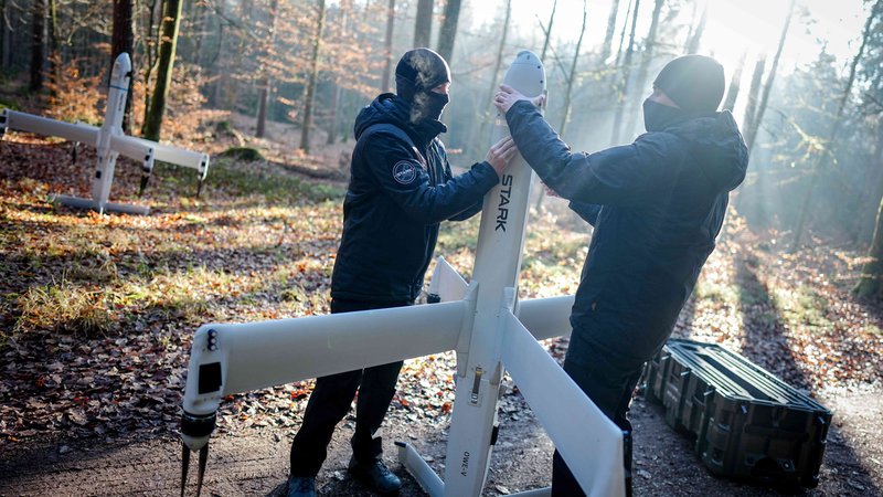 Mitarbeiter der Firma Stark Defence, die nicht erkannt werden möchten, demonstrieren den Aufbau ihrer Drohnenwaffe "Virtus" | Bild: Kay Nietfeld/dpa Mitarbeiter der Firma Stark Defence, die nicht erkannt werden möchten, demonstrieren den Aufbau ihrer Drohnenwaffe "Virtus"