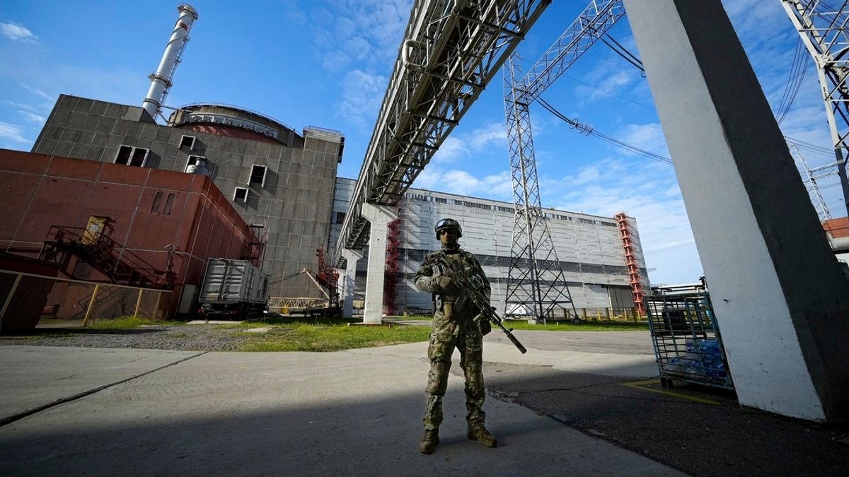 Ein russischer Soldat bewacht einen Bereich des Kernkraftwerks Saporischschja. (Archivfoto)