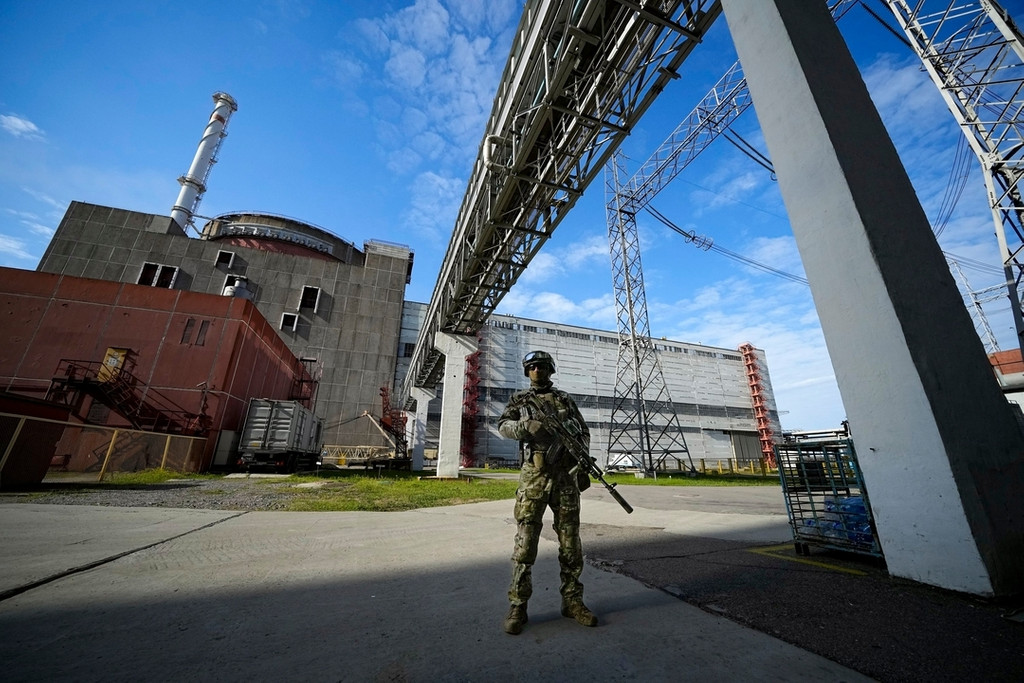 Ein russischer Soldat bewacht einen Bereich des Kernkraftwerks Saporischschja. (Archivfoto)