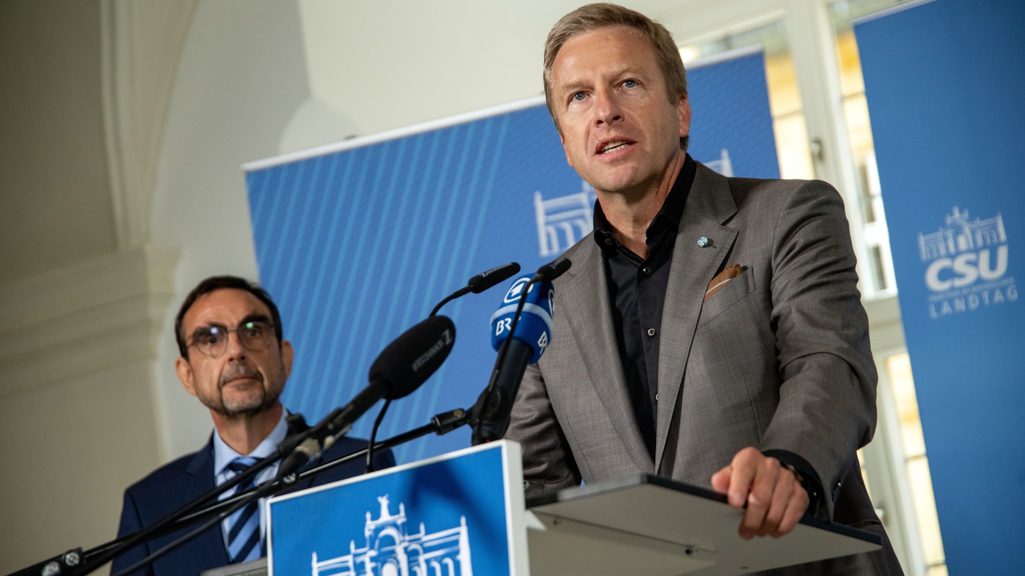BMW-Vorstandschef Oliver Zipse und CSU-Fraktionschef Klaus Holetschek. | Bild: picture alliance/dpa | Pia Bayer BMW-Vorstandschef Oliver Zipse und CSU-Fraktionschef Klaus Holetschek.