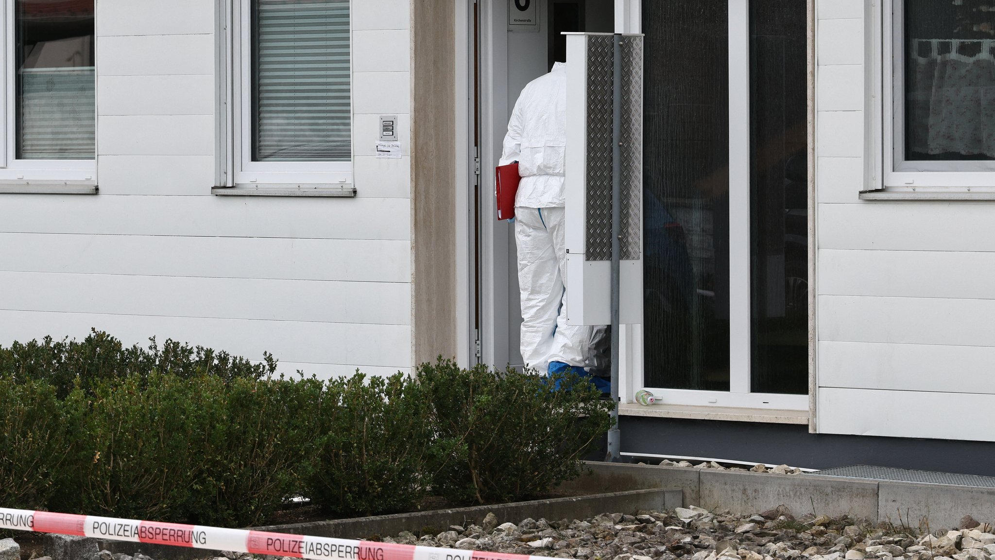 Stundenlang verschanzte sich der mutmaßliche Täter in einem Haus bis die Polizei ihn festnehmen konnte.