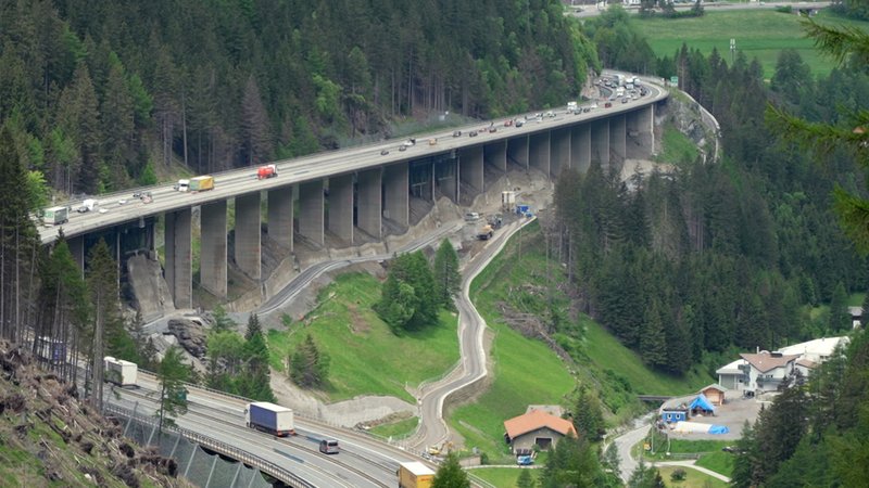 Die marode Luegbrücke auf der Brennerautobahn muss durch einen Neubau ersetzt werden. Ein Monsterprojekt - gerade jetzt vor Pfingsten. | Bild: BR Die marode Luegbrücke auf der Brennerautobahn muss durch einen Neubau ersetzt werden. Ein Monsterprojekt - gerade jetzt vor Pfingsten.